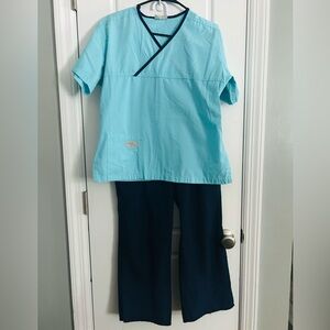 Urbane Scrubs Women's Light Blue/Teal & Navy V-Neck Scrub Set (Top & Pants)